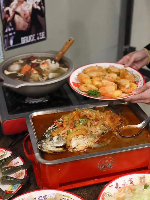 全酒燒酒蝦暖胃真過癮！新竹城隍廟巷弄蝦爆活蝦料理，現撈泰國蝦必吃。
