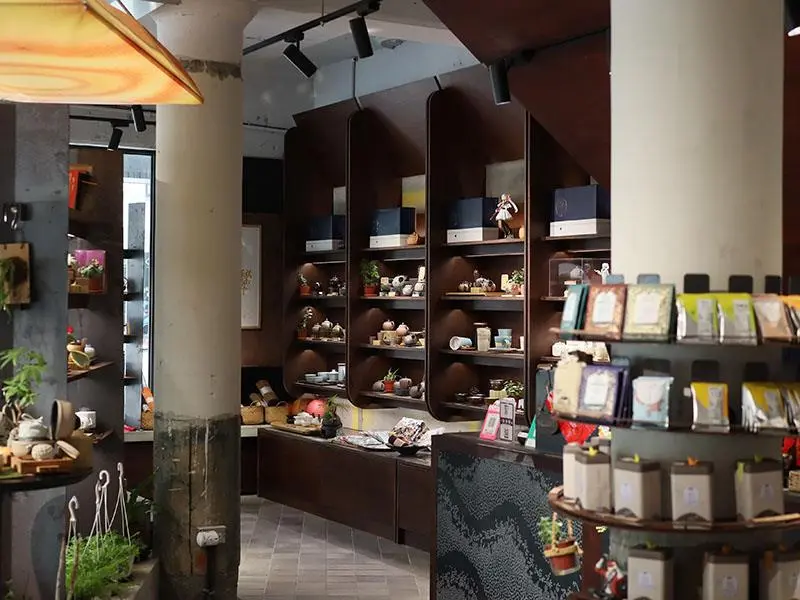 買冷泡茶就送專屬玻璃杯！新竹東門宜龍選物店，萌寵造型茶具好吸睛。