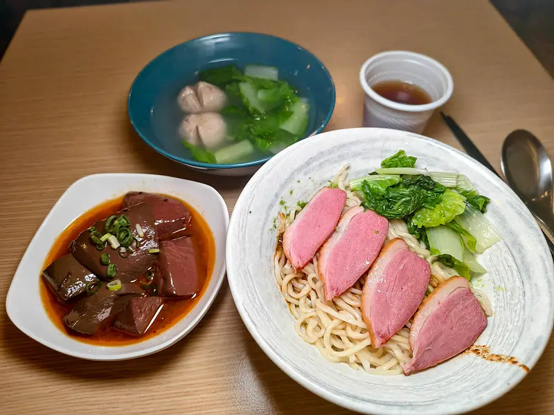 怪味蔥醬麵加煙燻鴨！台大巷弄五九麵館免費紅茶，銅板價小店難怪學生愛。