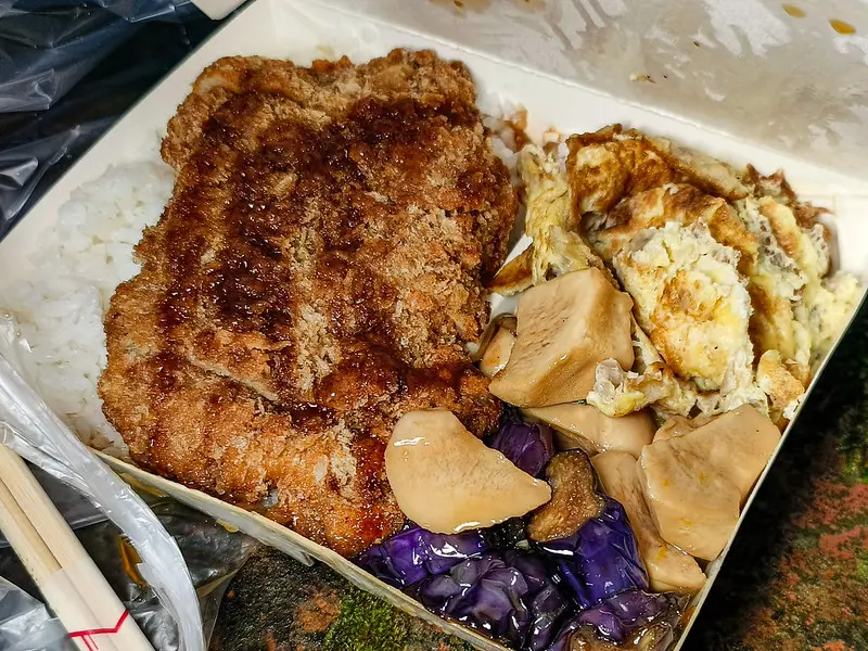 公館排隊便當!水源市場「大水元」,厚切炸豬排飯高CP值必吃。