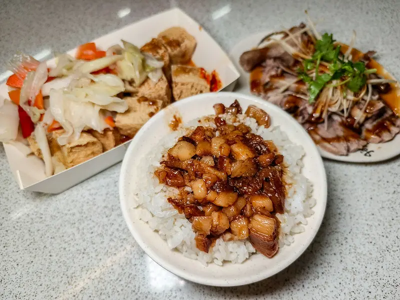 臭豆腐酥到一吃成主顧!南京七里香通化街分店,五點後才開炸,滷肉飯也強。