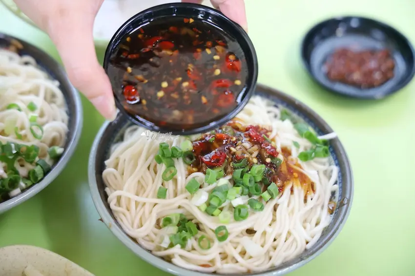 烏醋乾麵超涮嘴！三重先嗇宮「大胖烏醋麵」，20多種小菜鋪滿桌。