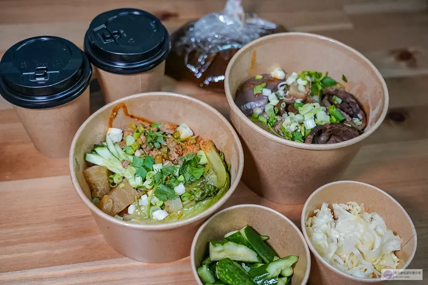 185元爽嗑軟嫩牛腱！桃園「後院」牛肉麵，慢火熬製麻辣湯超濃郁。