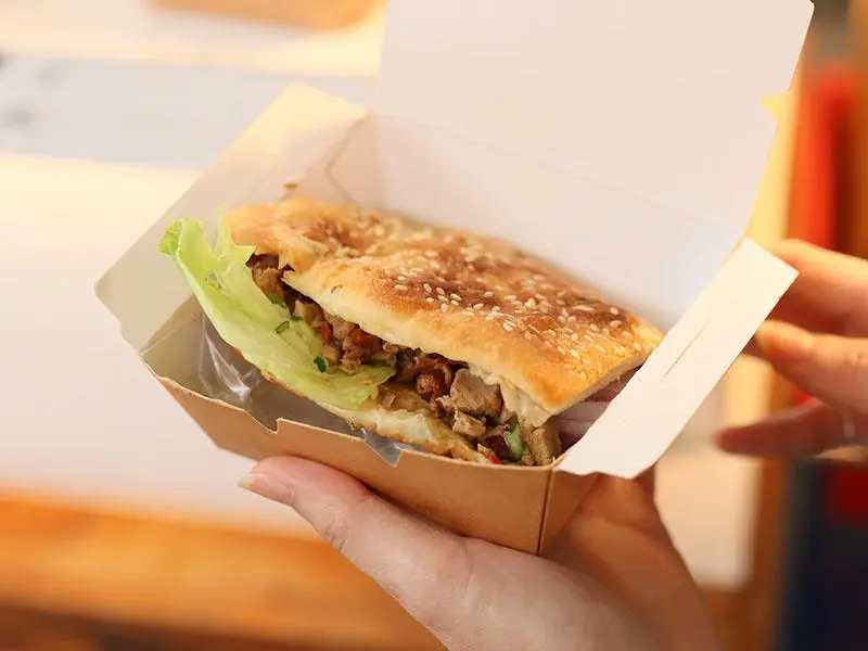 燒餅夾爆醬香鴨!新竹南寮「鴨飽堡」,波光市集必吃鴨肉漢堡。