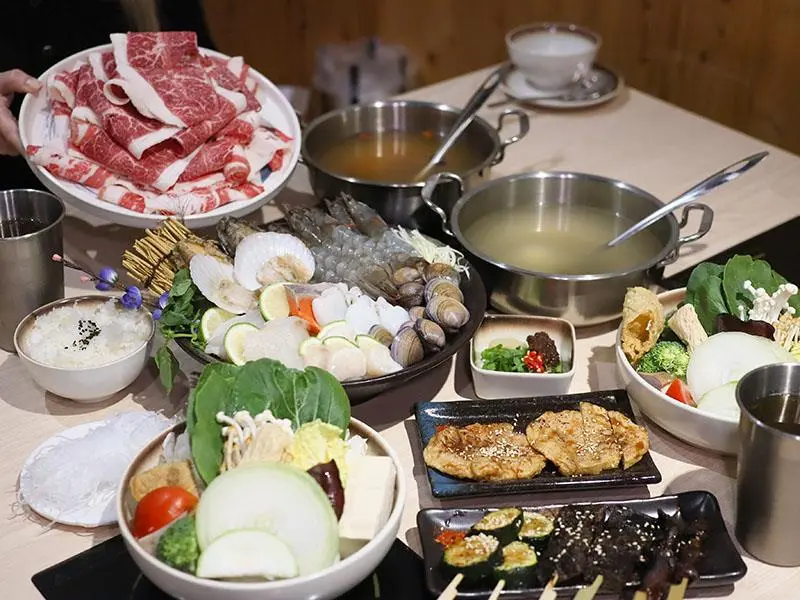 竹北宵夜鍋物!「玄味鍋物」燒酒雞湯底必點,還能加串燒慢慢吃。