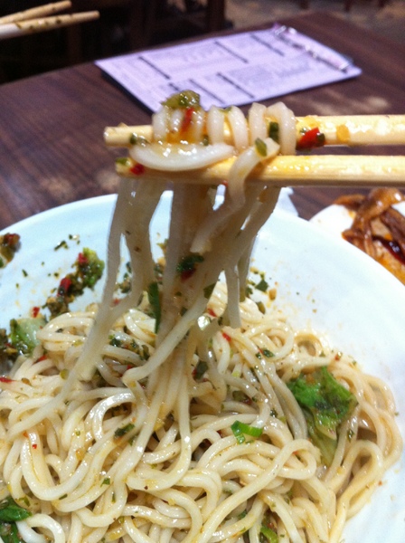 采岳軒 重慶抄手麵食(信義店)：辣的好嗨~~重口味~好吃的抄抄抄手!!!