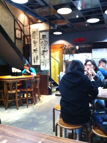 采岳軒 重慶抄手麵食(信義店)：辣的好嗨~~重口味~好吃的抄抄抄手!!!