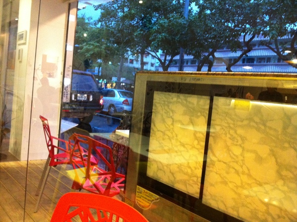 香港大排檔茶餐廳：不錯~也真的不一樣~~