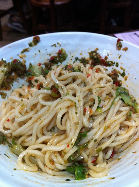 采岳軒 重慶抄手麵食(信義店)：辣的好嗨~~重口味~好吃的抄抄抄手!!!