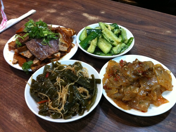 采岳軒 重慶抄手麵食(信義店)：辣的好嗨~~重口味~好吃的抄抄抄手!!!