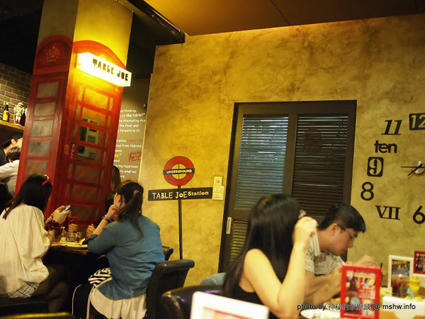TABLE JOE PLUS喬桌子廚房(遠百店)：【食記】新竹北區-Table Joe Plus-喬桌子廚房 : 漢堡好吃,鬆餅有點雷…不過圓桌怎麼喬都是圓的