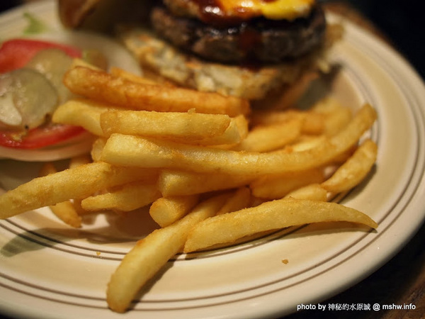 TABLE JOE PLUS喬桌子廚房(遠百店)：【食記】新竹北區-Table Joe Plus-喬桌子廚房 : 漢堡好吃,鬆餅有點雷…不過圓桌怎麼喬都是圓的