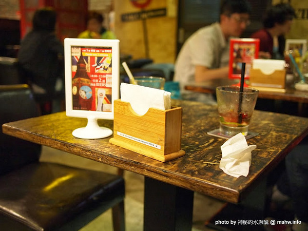 TABLE JOE PLUS喬桌子廚房(遠百店)：【食記】新竹北區-Table Joe Plus-喬桌子廚房 : 漢堡好吃,鬆餅有點雷…不過圓桌怎麼喬都是圓的