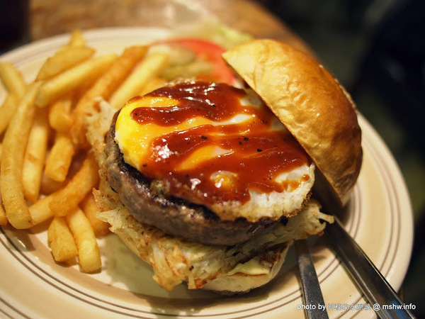 TABLE JOE PLUS喬桌子廚房(遠百店)：【食記】新竹北區-Table Joe Plus-喬桌子廚房 : 漢堡好吃,鬆餅有點雷…不過圓桌怎麼喬都是圓的