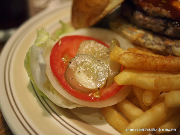 TABLE JOE PLUS喬桌子廚房(遠百店)：【食記】新竹北區-Table Joe Plus-喬桌子廚房 : 漢堡好吃,鬆餅有點雷…不過圓桌怎麼喬都是圓的