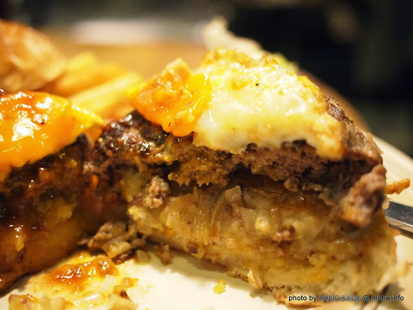 TABLE JOE PLUS喬桌子廚房(遠百店)：【食記】新竹北區-Table Joe Plus-喬桌子廚房 : 漢堡好吃,鬆餅有點雷…不過圓桌怎麼喬都是圓的