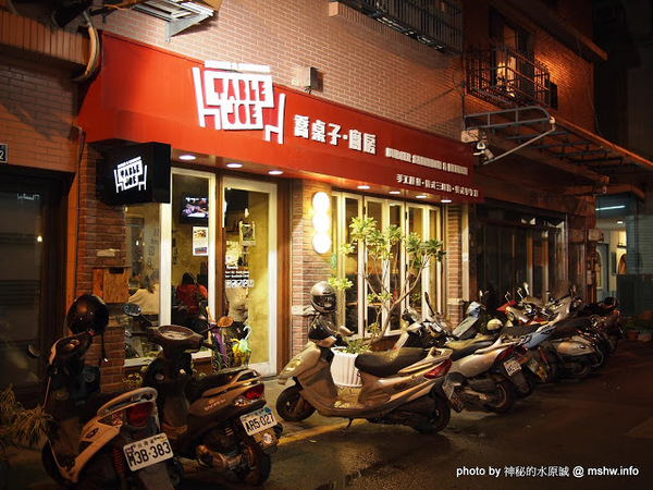 TABLE JOE PLUS喬桌子廚房(遠百店)：【食記】新竹北區-Table Joe Plus-喬桌子廚房 : 漢堡好吃,鬆餅有點雷…不過圓桌怎麼喬都是圓的