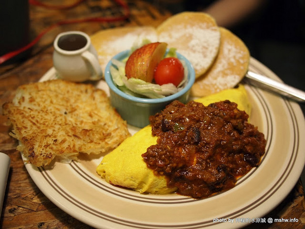 TABLE JOE PLUS喬桌子廚房(遠百店)：【食記】新竹北區-Table Joe Plus-喬桌子廚房 : 漢堡好吃,鬆餅有點雷…不過圓桌怎麼喬都是圓的