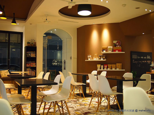 台灣惠蓀咖啡(華美館):【食記】【景點】台中西區-台灣惠蓀咖啡-華美館 : 新店的氣氛與空間都更好囉!還有親愛的偶像劇加持呢^^