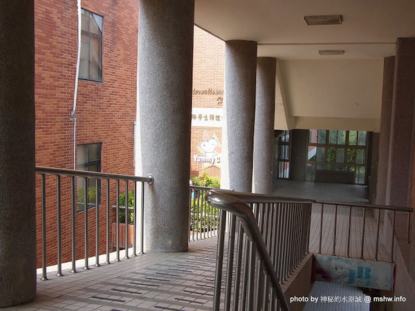 Yummy Cafe:【食記】鴨子湖畔聊爆肝 @ 新竹香山-中華大學-Yummy Cafe-兩講學堂