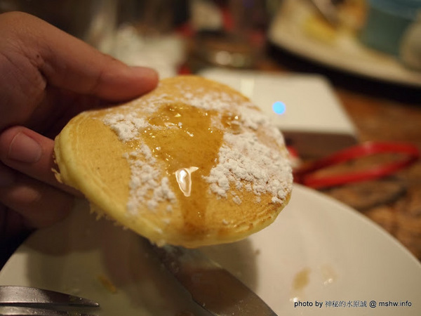 TABLE JOE PLUS喬桌子廚房(遠百店)：【食記】新竹北區-Table Joe Plus-喬桌子廚房 : 漢堡好吃,鬆餅有點雷…不過圓桌怎麼喬都是圓的