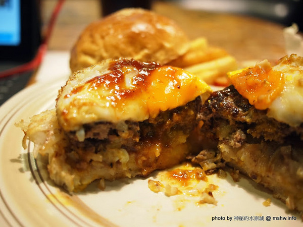 TABLE JOE PLUS喬桌子廚房(遠百店)：【食記】新竹北區-Table Joe Plus-喬桌子廚房 : 漢堡好吃,鬆餅有點雷…不過圓桌怎麼喬都是圓的