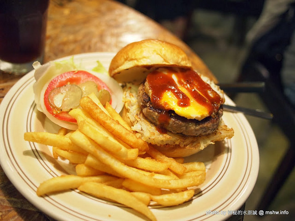 TABLE JOE PLUS喬桌子廚房(遠百店)：【食記】新竹北區-Table Joe Plus-喬桌子廚房 : 漢堡好吃,鬆餅有點雷…不過圓桌怎麼喬都是圓的