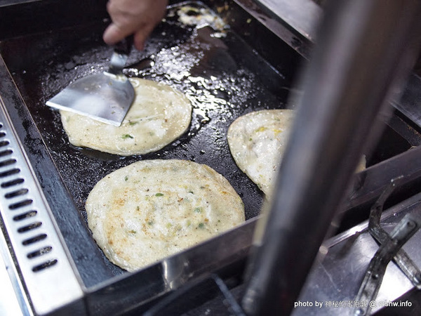 蟹老闆古早味手工蔥油餅:【食記】台北內湖-737巷蟹老闆古早味純手工蔥油餅 : 用料實在,CP值高,每口都滿足!