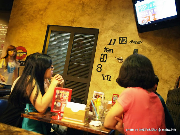 TABLE JOE PLUS喬桌子廚房(遠百店)：【食記】新竹北區-Table Joe Plus-喬桌子廚房 : 漢堡好吃,鬆餅有點雷…不過圓桌怎麼喬都是圓的