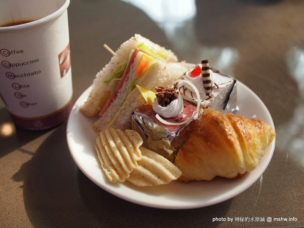 Yummy Cafe:【食記】鴨子湖畔聊爆肝 @ 新竹香山-中華大學-Yummy Cafe-兩講學堂