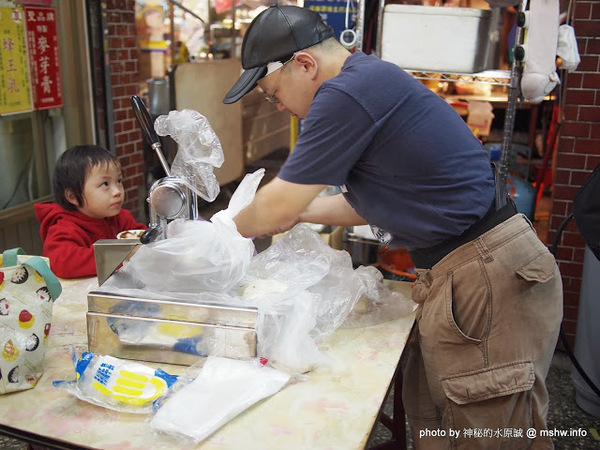 蟹老闆古早味手工蔥油餅:【食記】台北內湖-737巷蟹老闆古早味純手工蔥油餅 : 用料實在,CP值高,每口都滿足!