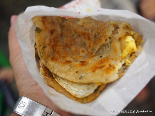 蟹老闆古早味手工蔥油餅:【食記】台北內湖-737巷蟹老闆古早味純手工蔥油餅 : 用料實在,CP值高,每口都滿足!