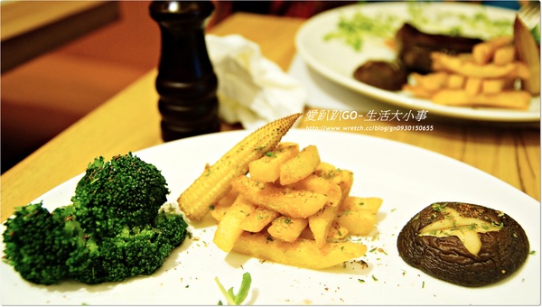 帕瑪司厚切牛排:【食記/新北市】肉質鮮美的12OZ厚切牛排