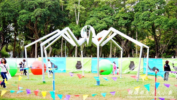 青年公園：【台北市／萬華】首創紙風車台灣昆蟲創意展～夢想大藍鯨