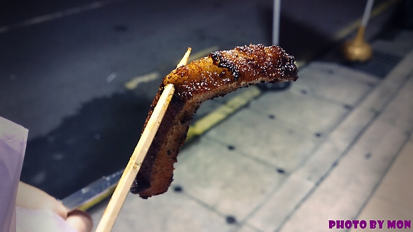 中壢夜市 無名東山鴨頭：食ｉｎ中壢。中壢夜市內的人很多【無名東山鴨頭】