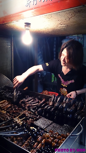 中壢夜市 無名東山鴨頭：食ｉｎ中壢。中壢夜市內的人很多【無名東山鴨頭】