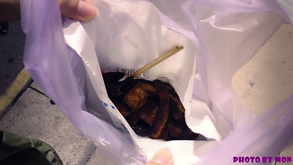 中壢夜市 無名東山鴨頭：食ｉｎ中壢。中壢夜市內的人很多【無名東山鴨頭】