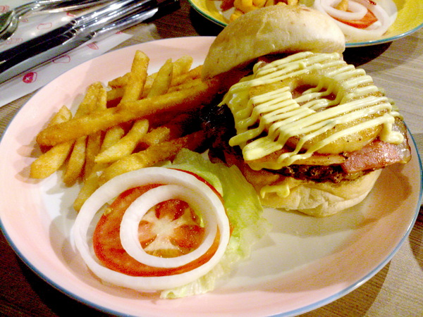 The Burger(二店)：【台北新莊】輔大周邊校園美食惹堡The Burger擊敗鬆餅公主還開了二店！CP值有高！