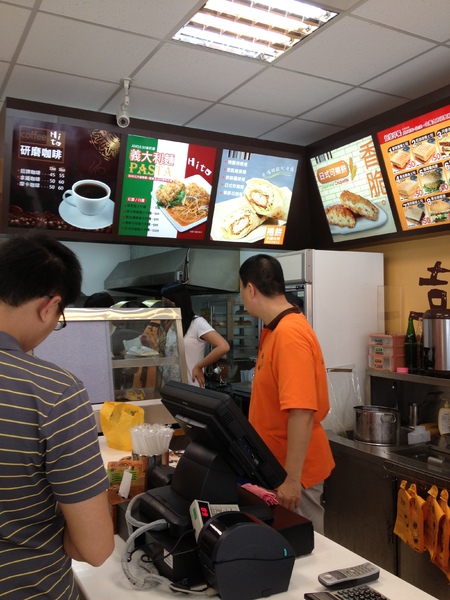 喜得炭火燒三明治(草屯中山店)：南投一日遊~草屯喜得炭火燒三明治早餐