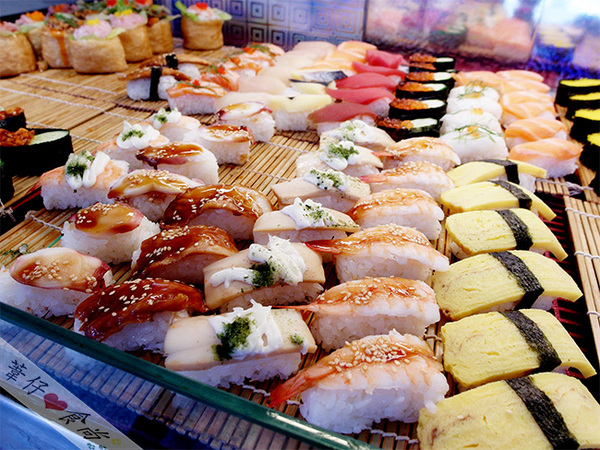 鑫鱻壽司：鑫鱻10元銅板的壽司的美味體驗