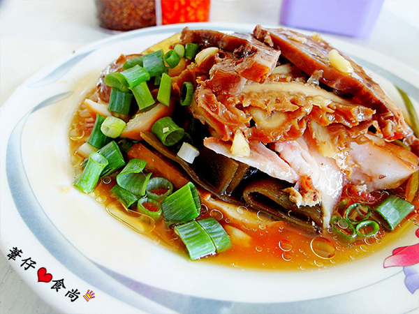 美東芳牛肉麵:想叫老闆再來一盤之超下飯滷味竟藏在美東芳牛肉麵店!