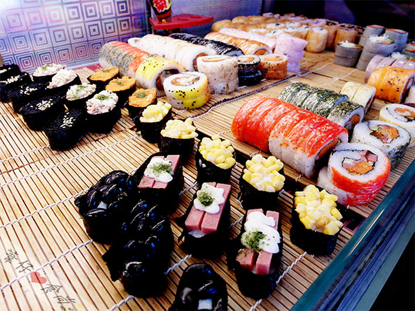 鑫鱻壽司：鑫鱻10元銅板的壽司的美味體驗