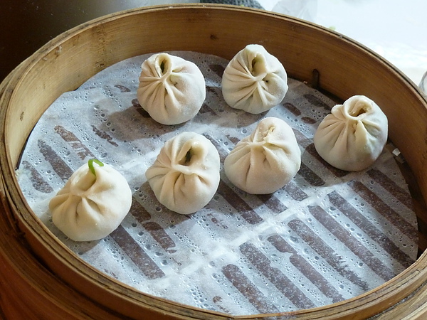 饒河夜市：[饒河街 美食] 宜蘭正常小籠包，現包美味到饒河街開分店了