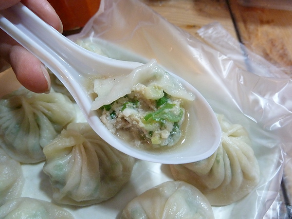 饒河夜市：[饒河街 美食] 宜蘭正常小籠包，現包美味到饒河街開分店了