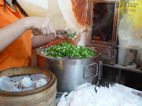 饒河夜市：[饒河街 美食] 宜蘭正常小籠包，現包美味到饒河街開分店了