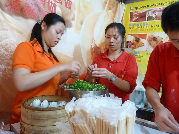 饒河夜市：[饒河街 美食] 宜蘭正常小籠包，現包美味到饒河街開分店了