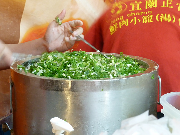 饒河夜市：[饒河街 美食] 宜蘭正常小籠包，現包美味到饒河街開分店了