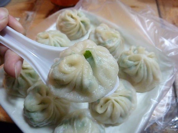 饒河夜市：[饒河街 美食] 宜蘭正常小籠包，現包美味到饒河街開分店了