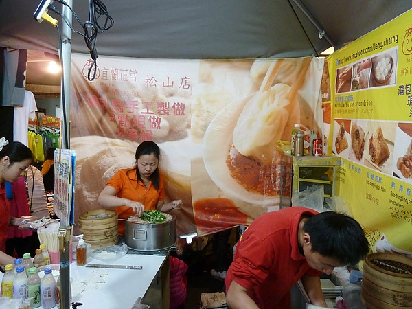 饒河夜市：[饒河街 美食] 宜蘭正常小籠包，現包美味到饒河街開分店了