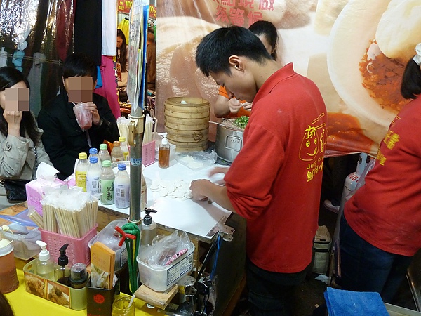 饒河夜市：[饒河街 美食] 宜蘭正常小籠包，現包美味到饒河街開分店了